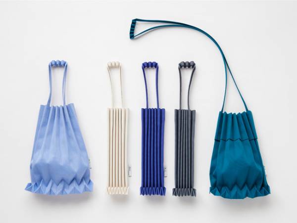 中に荷物を入れるとプリーツが広がり様々な表情が。me ISSEY MIYAKEの