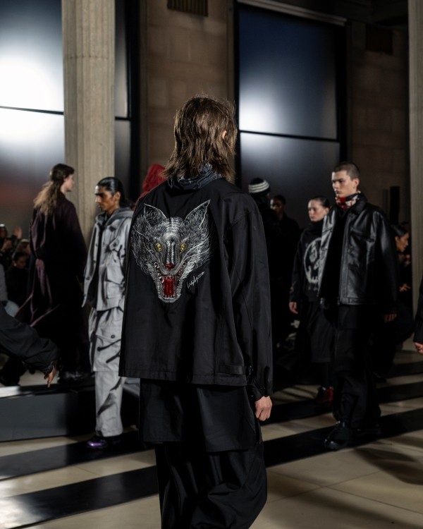 Y-3、パリで2026年秋冬コレクションを発表。山本耀司とadidasが描く
