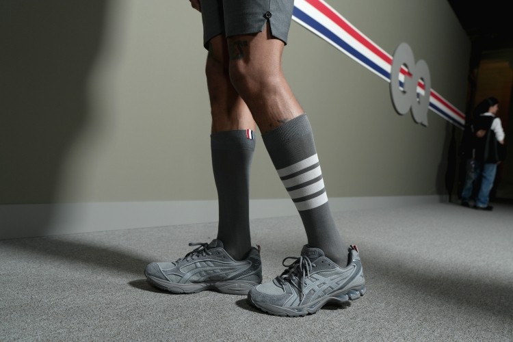 THOM BROWNE asicsトムブラウン アシックス スニーカー トム ブラウン、アシックスとの初のコラボスニーカーを「GQ ボウル」の