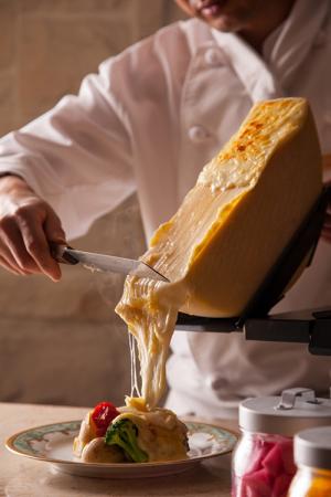 ホテル椿山荘東京で桜の季節の限定ブッフェ メニュー 北海道チーズのラクレットが初登場 E レシピ 料理のプロが作る簡単レシピ 1 2ページ