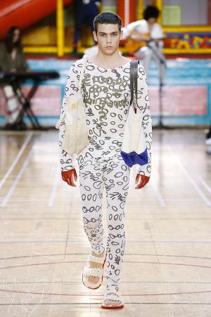ヴィヴィアン・ウエストウッド2018年春夏コレクション -  英国トラッドも自由な発想で唯一無二の服に(2017年6月12日)｜ウーマンエキサイト(1/2)