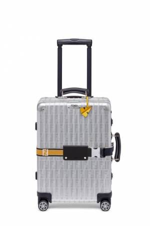 リモワ×FENDI コラボレーションスーツケースブルー リモワ直営店購入 フェンディ×リモワ」コラボスーツケースに新色ブルー＆レッド、紙