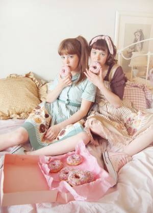 シャーリーテンプルの”オトナ服”18年秋、ドーナツ＆ジャム瓶柄の