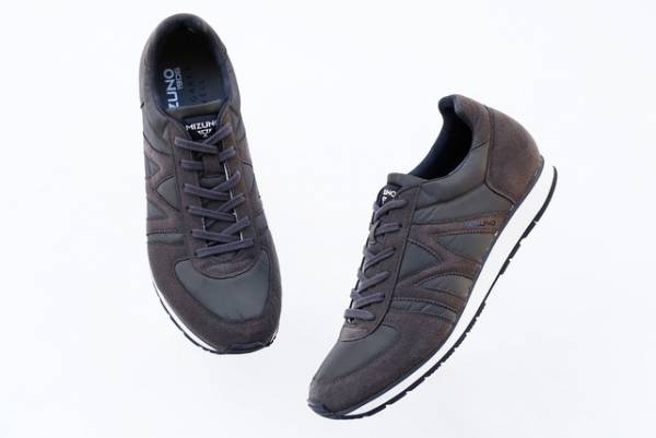 ミズノ 1906×マーガレット ハウエルのスニーカー「M-LINE」新色ダーク