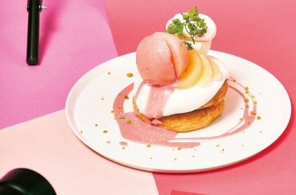カフェ ブックス ビブリオテーク ピンク スイーツ 丸ごと桃のパンケーキやドラゴンフルーツパフェ E レシピ 料理のプロが作る簡単レシピ 1 2ページ