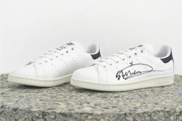 ステラ マッカートニー×アディダス「スタンスミス」が“サイン入り”で再