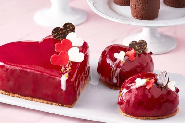 アトリエ ドゥ ゴディバのバレンタインスイーツ ハートのカシスケーキやいちご型マカロン E レシピ 料理のプロが作る簡単レシピ 1 2ページ