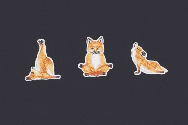メゾン キツネ「ヨガフォックス」シリーズ、“ヨガ中のキツネ”を描いたT