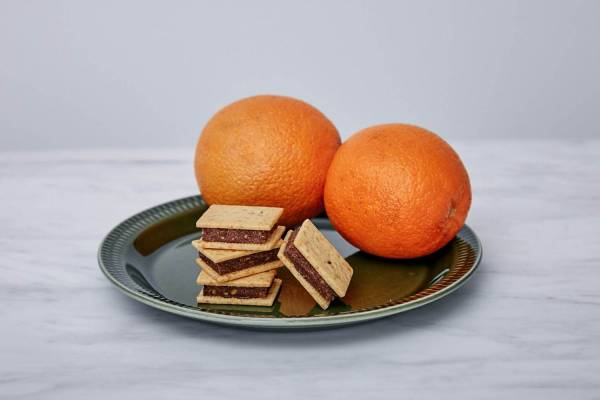 チョコ専門店ミニマル 爽やかオレンジ のチョコサンドクッキー 贅沢2層の生ガトーショコラ E レシピ 料理のプロが作る簡単レシピ 1 3ページ