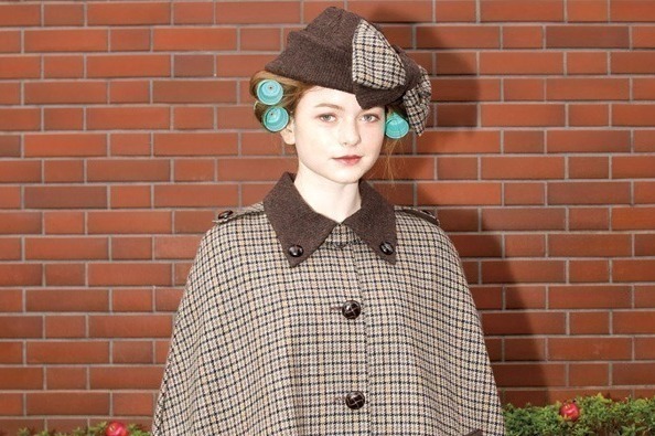 MILK ミルク 探偵風 ケープ マント コート パンツ チェック柄セットアップ ミルク新作“探偵”風ケープマント＆サスペンダー付きパンツ、チェック柄