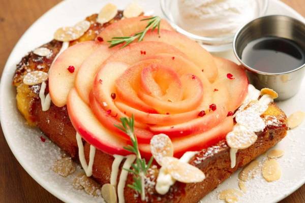 フレンチトースト専門店 アイボリッシュ リンゴを薔薇の花のように飾った アップルローズ など秋の新作 E レシピ 料理のプロが作る簡単レシピ 1 2ページ