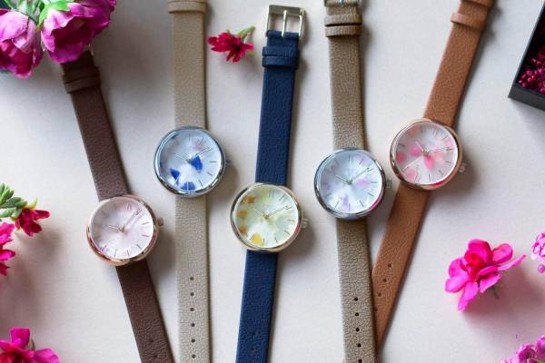 新品　未使用品　カラフルな花と靴のデザイン腕時計 スピカ」本物の花びらを文字盤にとじこめた新作腕時計、グイ フラワー