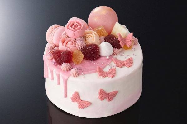 渋谷ヒカリエのクリスマス バラや蝶 を飾ったベリーケーキや 真っ白フリル のチーズケーキ E レシピ 料理のプロが作る簡単レシピ 1 2ページ
