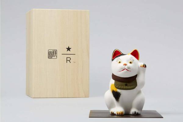 スターバックス×島田耕園人形工房の“縁起物”、星モチーフのエプロンを着けた招き猫＆干支“丑”の土鈴 - E・レシピ[1/2ページ]