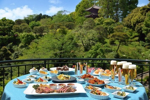 ホテル椿山荘東京「東京雲海ガーデン ビアテラス」緑豊かな庭園を望む
