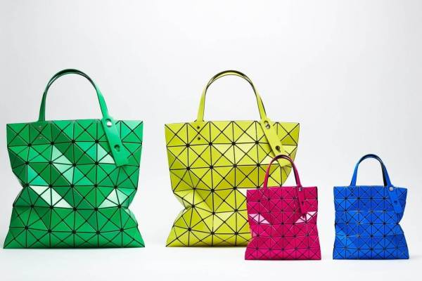 BAO BAO ISSEY MIYAKEの“ネオンカラー”1/4サイズミニバッグ、表参道