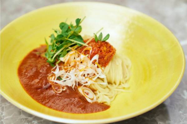 フーメン」エビ風味の“温×冷”スパイシー麺が表参道に、“予約のとれない