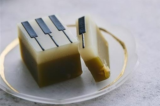 ピアノモチーフ の和菓子 ジャズ羊羹 秋限定ピスタチオ 鍵盤のない 羊羹にオレンジミルクティ E レシピ 料理のプロが作る簡単 レシピ 1 2ページ