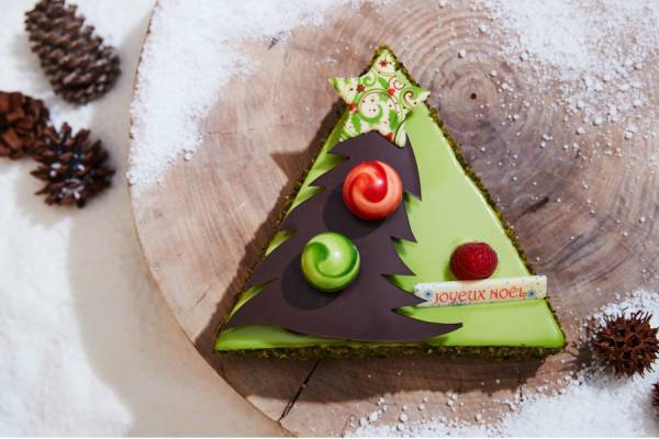 【ルブの森★様】フェイクスイーツ◆苺＆ピスタチオムースフレジェ風X'masケーキ 桜＆苺をたっぷり使用！ ホテルメイドの春の新作スイーツが 登場