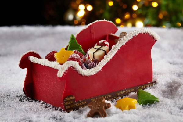 ザ リッツ カールトン大阪のクリスマス21年 サンタのそり を表現したチョコケーキなど E レシピ 料理のプロが作る簡単レシピ 1 2ページ
