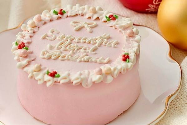 サマンサタバサスイーツ クリスマスリース がモチーフ パステルピンクの21年クリスマスケーキ E レシピ 料理のプロが作る簡単レシピ 1 2ページ