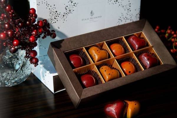 フォーシーズンズホテル東京大手町のバレンタインチョコ 名産地のカカオ お酒 のボンボンショコラ E レシピ 料理のプロが作る簡単レシピ 1 2ページ フォーシーズンズホテル東京大手町のバレンタインチョコ 名産地のカカオ お酒 のボンボンショコラ E レシピ 料理のプロが作る簡単レシピ 1 2ページ