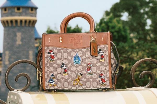 コーチ「ディズニー」バッグにシンデレラ城やキャラクターを刺繍