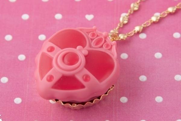 Q-pot.×美少女戦士セーラームーン』変身コンパクトをケーキ＆マカロン