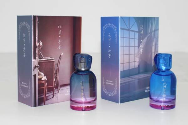 香水瓶です。本当に美しくていつまでも見惚れてしまいます。 出版社生まれの香水「秘めごとトワレ」誕生、“夜明けの読書”イメージの