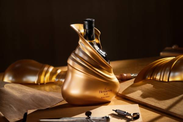 ヘネシー×キム・ジョーンズの限定コニャックボトル、“クチュールドレス