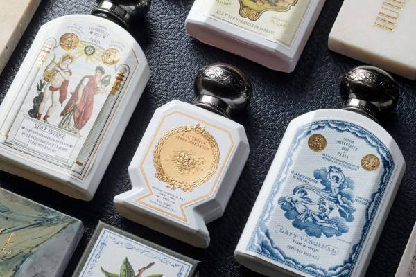 オフィシーヌ・ユニヴェルセル・ビュリーのカフェ併設ショップ、神戸