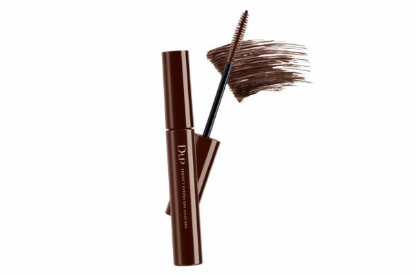 ディーアップ銘品マスカラに24年春の新色、つるんと艶めく「黒み