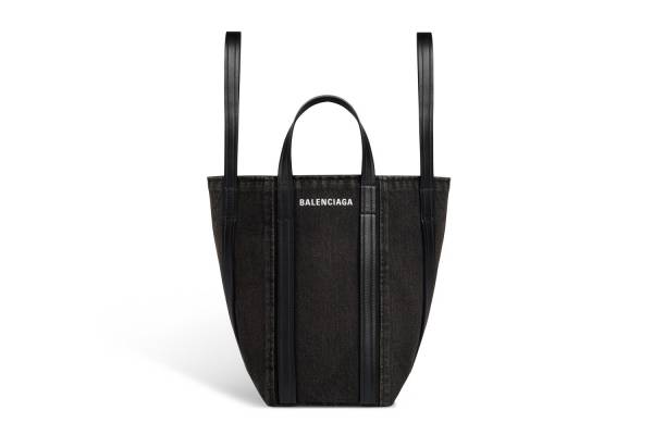 バレンシアガ“ブラックデニム”ボディの限定バッグ、2WAY仕様のロゴ入り