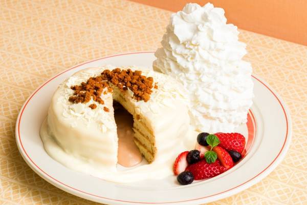 エッグスンシングス“チョコが溢れる”真っ白ホワイトデーパンケーキ