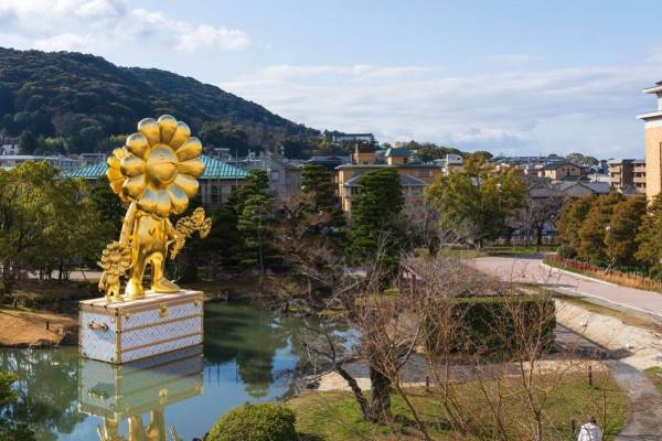 ルイ・ヴィトン×村上隆の高さ約13mの巨大彫刻《お花の親子》、京都市京セラ美術館の日本庭園に(2024年3月11日)｜ウーマンエキサイト(1/2)