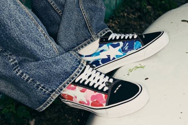 ア ベイシング エイプ×VANSコラボスニーカー、アシンメトリーなカモ柄
