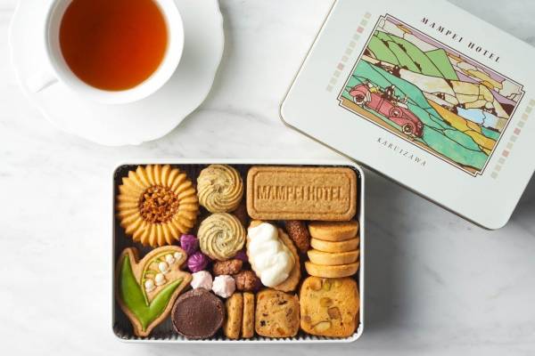 軽井沢「万平ホテル」ステンドグラス柄の限定クッキー缶、すずらん型