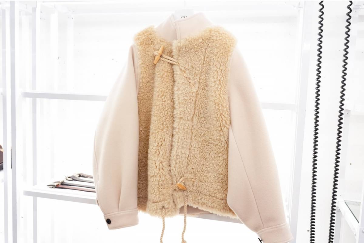 ハイク2025年秋冬の注目アウター、“ボア素材”の切り替えダッフルコート