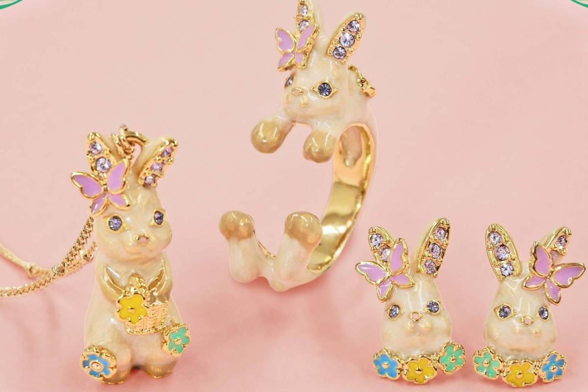 アナ スイ「うさぎ」アクセサリー、蝶や花で“おめかし”うさぎ