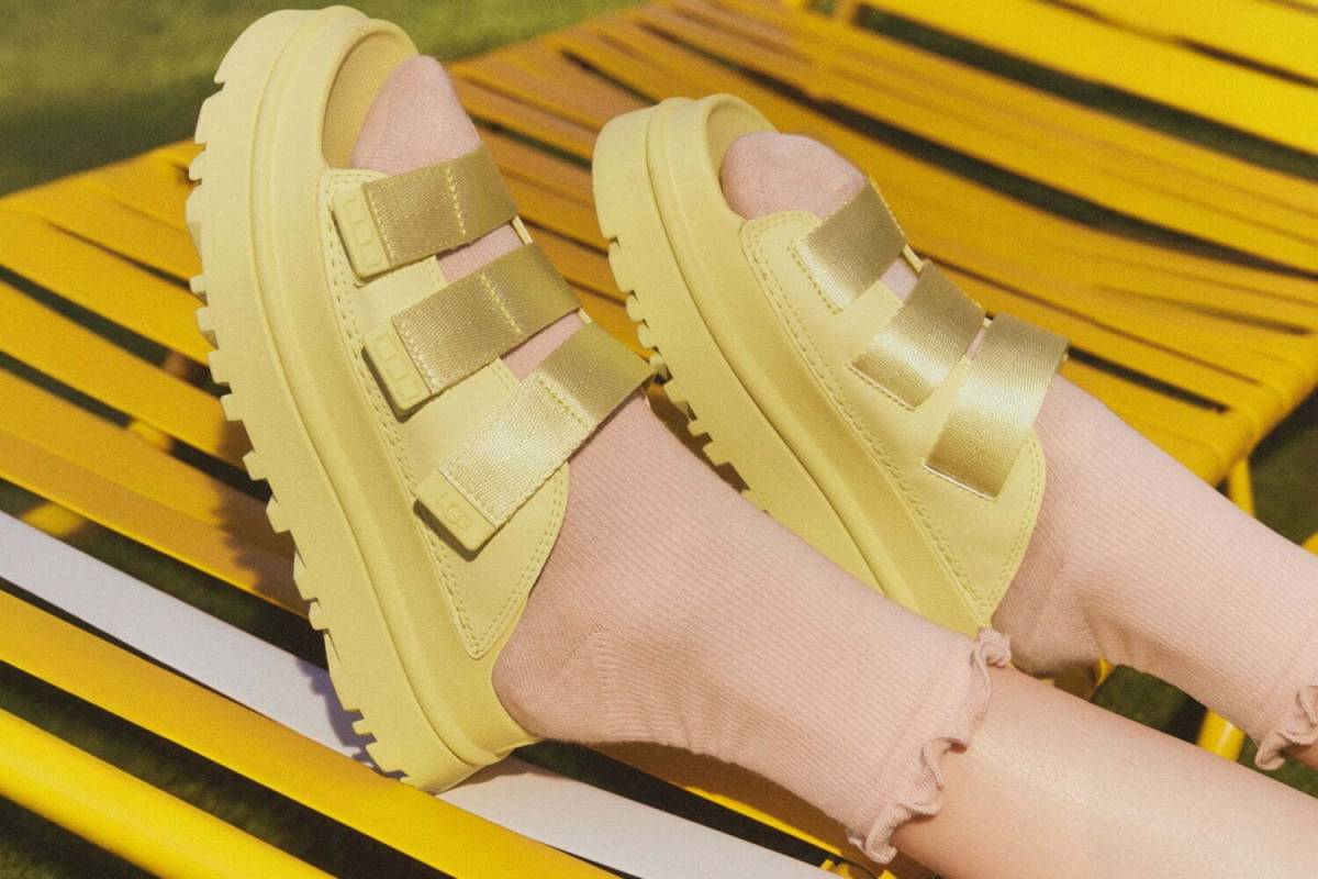 UGG25年春夏サンダル「ゴールデングロウ スライド」3連ストラップ×軽量