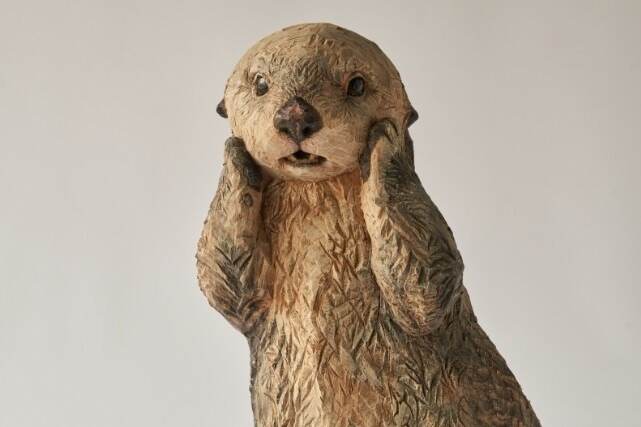 木彫りのラッコの置物 動物彫刻家・はしもとみおの展覧会、ラッコ“メイちゃん”など新作木彫が