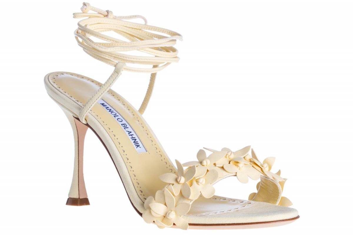 マノロ ブラニク“花々咲き誇る”ヒールシューズ、ブルーや