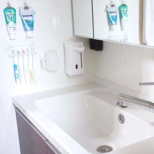 水周りは浮かせて収納するのが正解 洗面所 のすっきり収納アイデア 年8月19日 ウーマンエキサイト 1 4