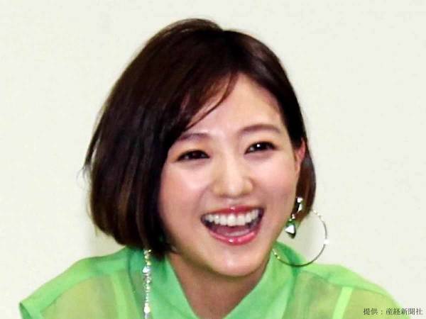 伊藤千晃の胸元に そんなところにホクロが ショートヘアのドレス姿が大好評 年5月3日 ウーマンエキサイト 1 2