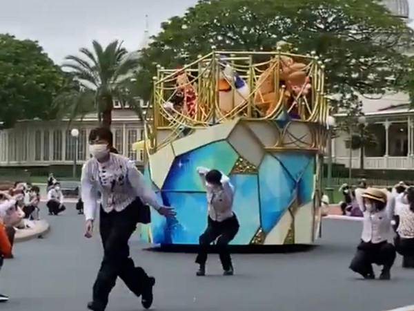 緊急地震速報 にどよめく来場客 しかし キャストたちによる 神対応 で 年7月30日 ウーマンエキサイト 1 2