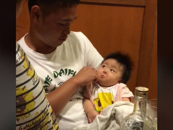 赤ちゃんの表情に注目 パパとお姉ちゃんへの 差 に 笑った 同じ表情になった 22年5月22日 ウーマンエキサイト 1 2