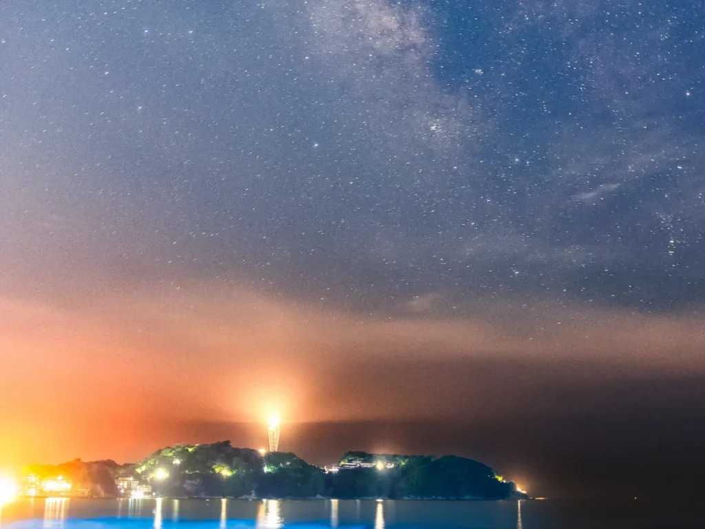 深夜1時過ぎの江の島 海面に現れたのは？ 奇跡の1枚に「波がLEDみたい