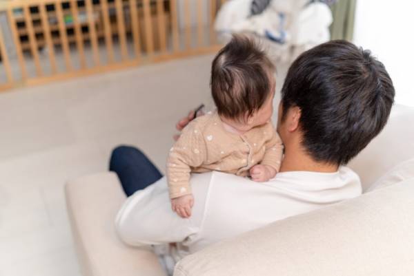 育児休暇を男性がとるメリットは？育児休暇を取得してママを手伝おう 2021年6月3日 ｜ウーマンエキサイト 2 3