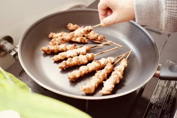 博多名物のカリカリ鶏皮 焼き鳥居酒屋 竹乃屋 の博多ぐるぐるとりかわをお取り寄せ E レシピ 料理のプロが作る簡単レシピ 2 3ページ