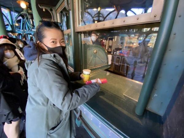 来園したら必ず食べるべし 東京ディズニーシー の変わり種餃子 ギョウザドッグ 徳成祐衣の果てしなくギョーザな日々 E レシピ 料理のプロが作る簡単レシピ 1 2ページ